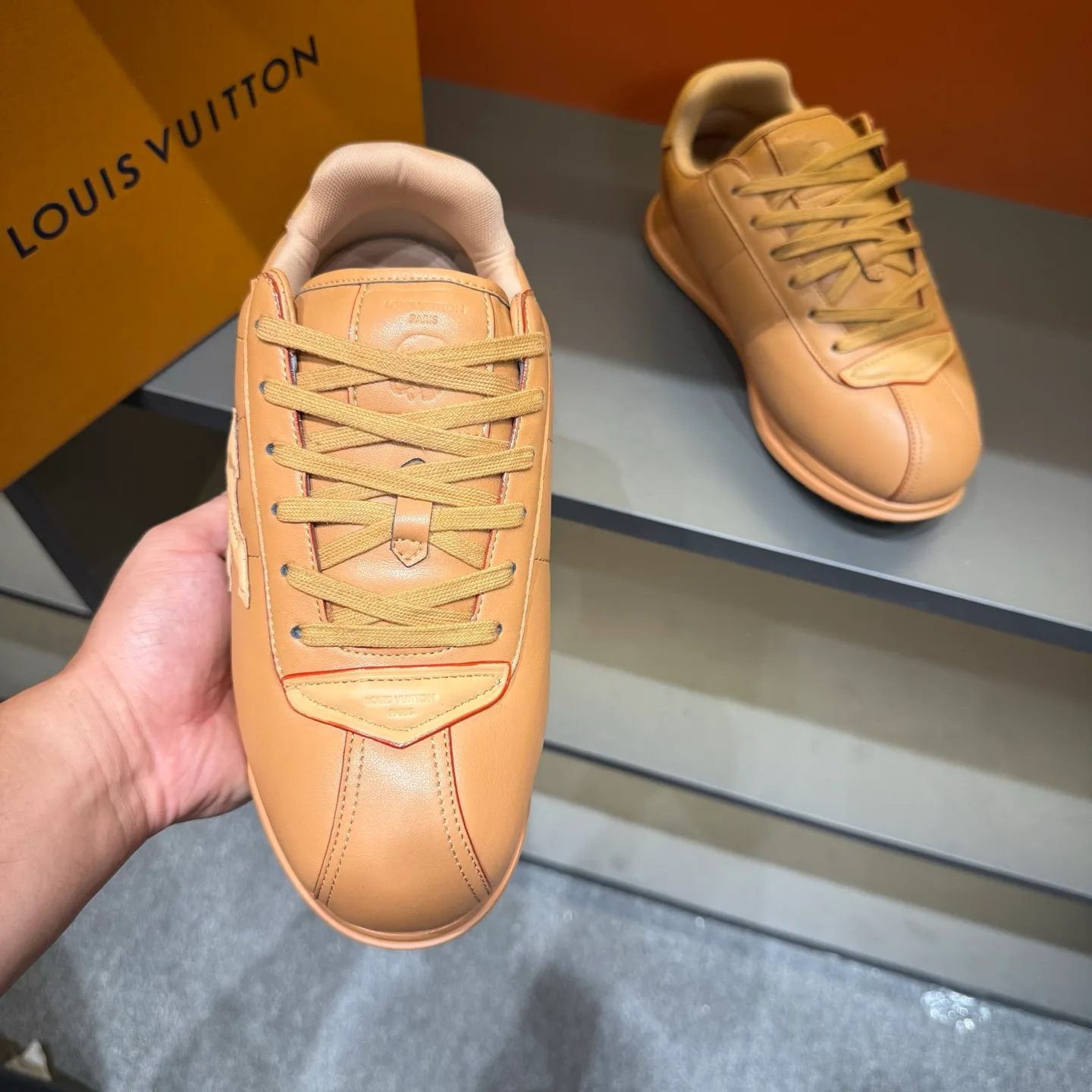 P540 Size 38-45 LV 🫏The colorful interpretation of BUTTERSOFT sneakers combines sheepskin, The colorful interpretation of LV BUTTERSOFT sneakers combines sheepskin and calfskin, bringing a super soft feel. Designed by Pharrell Williams, this '60s-inspired shoe features a padded upper that's been crafted by Louis Vuitton craftsmen to further enhance the comfort of the leather. In addition to the LV initials, it features multiple signatures, including natural leather trim and an embossed pattern of Pharrell Williams and lobster on the side, referencing the Fall/Winter 2025 men’s show. A must-have artifact for fashionistas✅